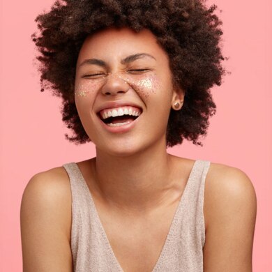 imagen de una chica sobre un fondo rosa