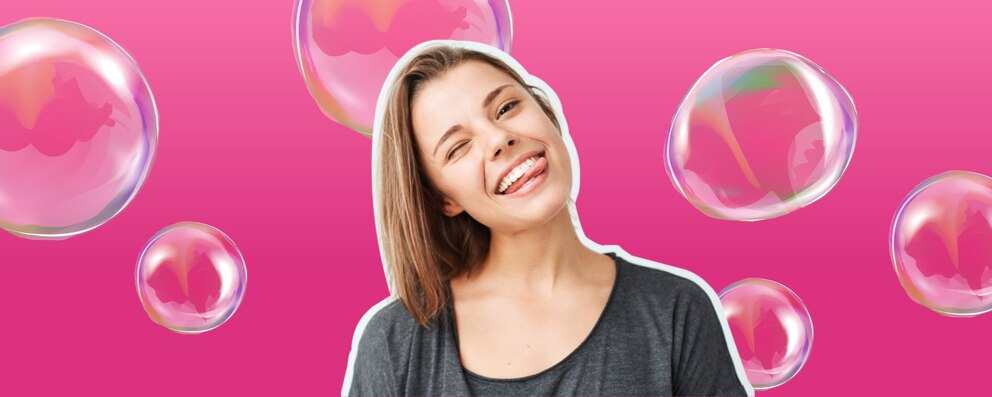 imagen de chica sacando la lengua sobre un fondo rosa - Saba