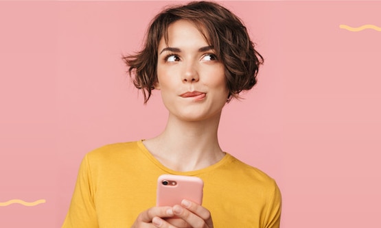 imagen de una chica usando su teléfono sobre un fondo rosa - Saba