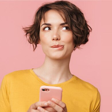 imagen de una chica usando su teléfono sobre un fondo rosa - Saba