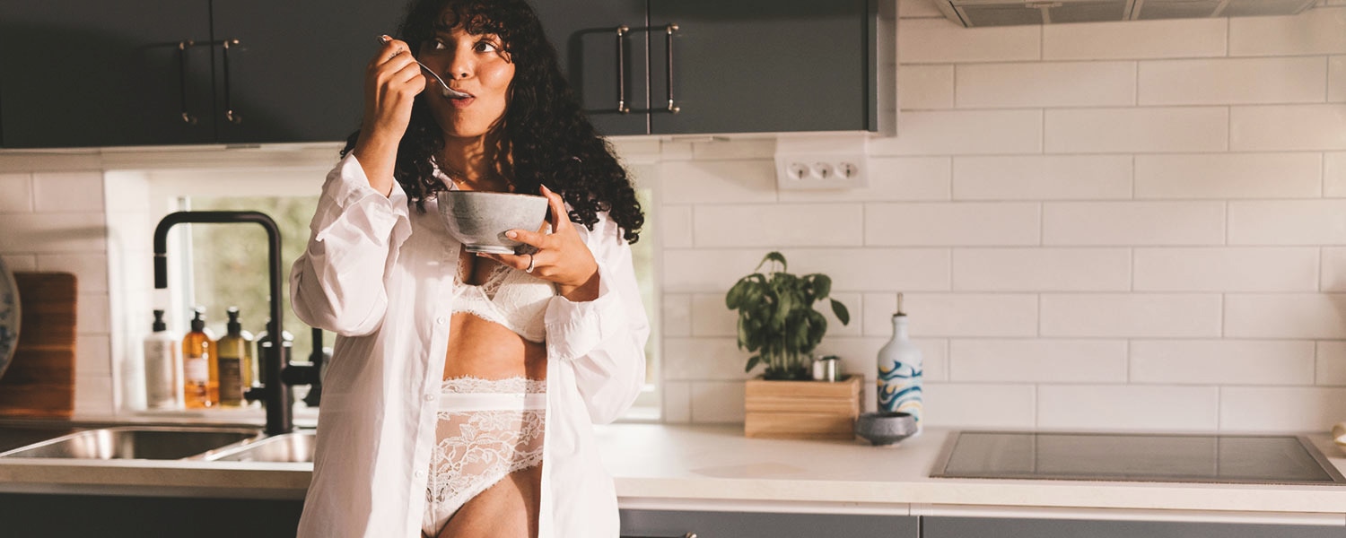 En ung kvinde, som spiser sundt og øger sin bevidsthed om, hvordan man har det i menstruationscyklussens forskellige faser.