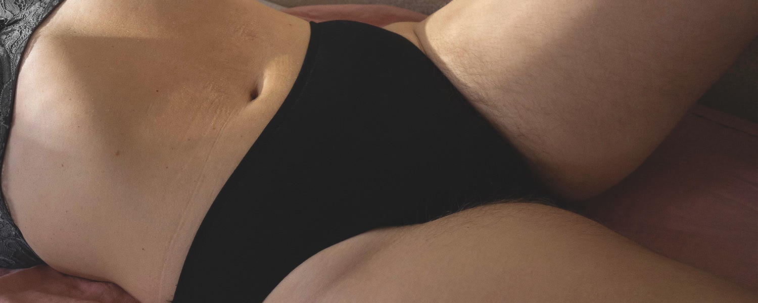 En bild på en kvinna som har rakat bikinilinjen och underlivet