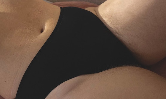 En bild på en kvinna som har rakat bikinilinjen och underlivet
