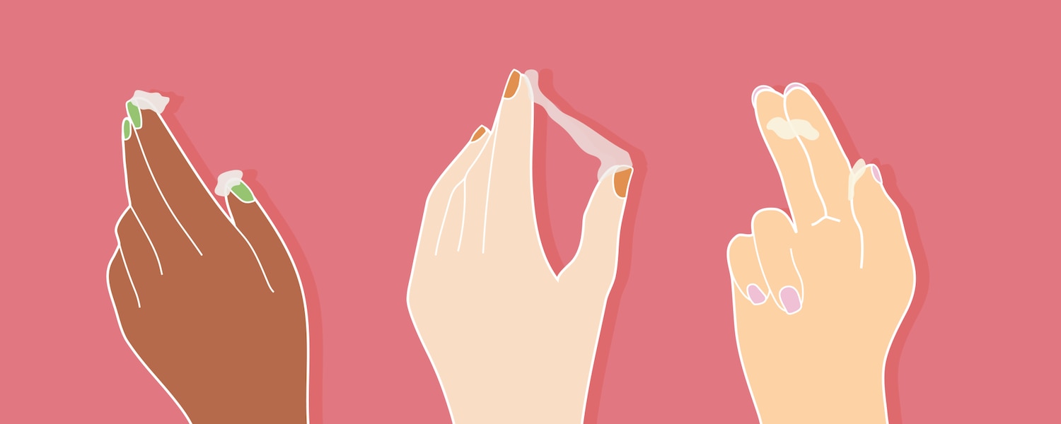 Primer plano de manos con diversos tonos de piel comparando diferentes tipos y texturas de flujo vaginal blanco.