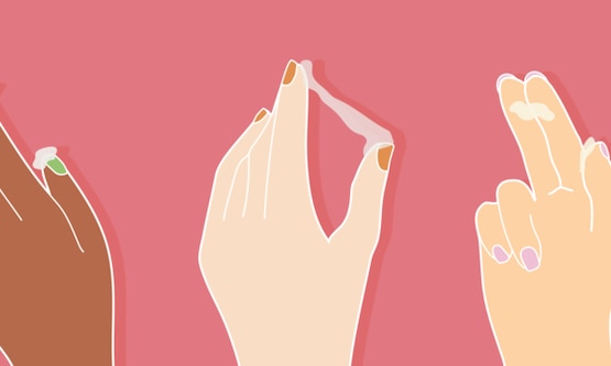 Primer plano de manos con diversos tonos de piel comparando diferentes tipos y texturas de flujo vaginal blanco.