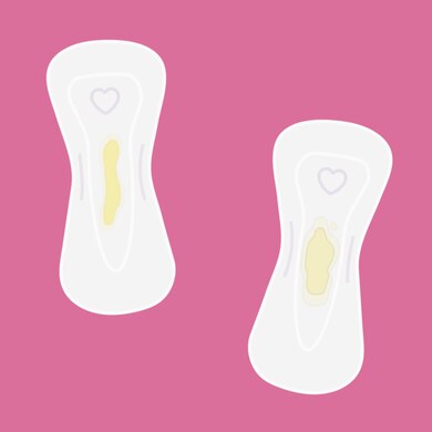 Múltiples protectores colocados uno al lado del otro, comparando diferentes tipos y texturas de flujo vaginal amarillo.