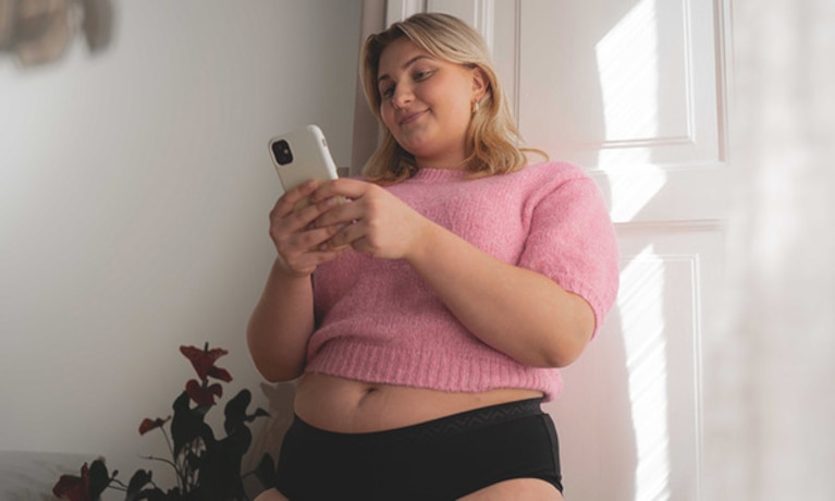 En bild på en ung kvinna som följer Libresse på TikTok