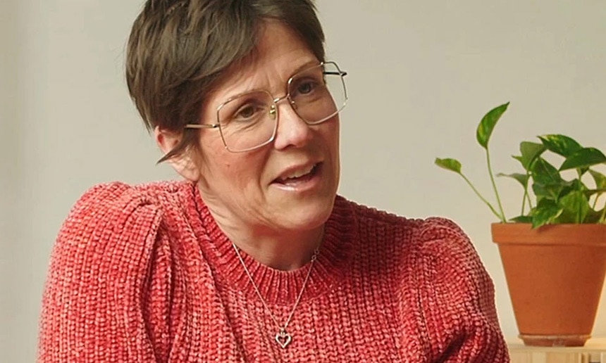 En bild på Libresse barnmorska Amelie Jensnäs Joäng som svarar på frågor kring mens och kvinnohälsa