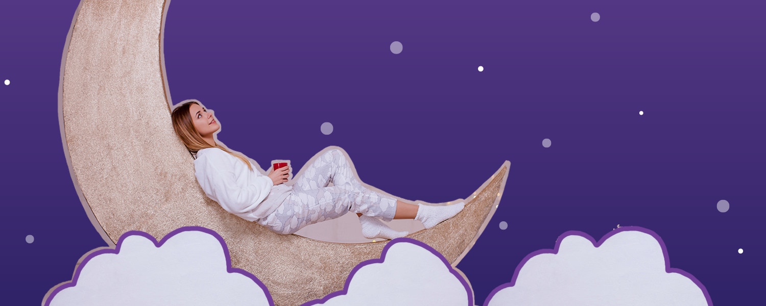 Imagen de una chica recostada sobre la luna sobre un fondo de estrellas - Saba