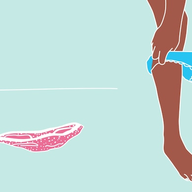 Imagen de una mujer poniéndose ropa interior limpia - Saba