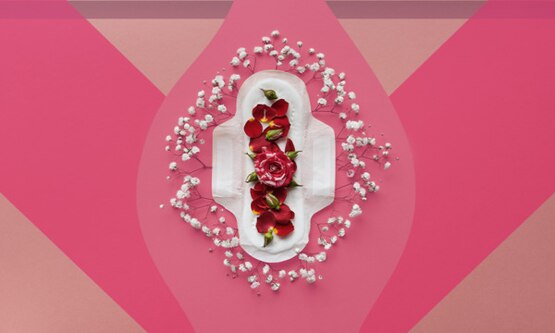 imagen de una chicasobre un fondo rosa