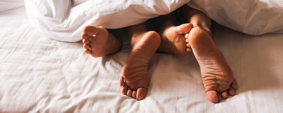 Bilde av jente og kjæresten som har sex i sengen – Libresse