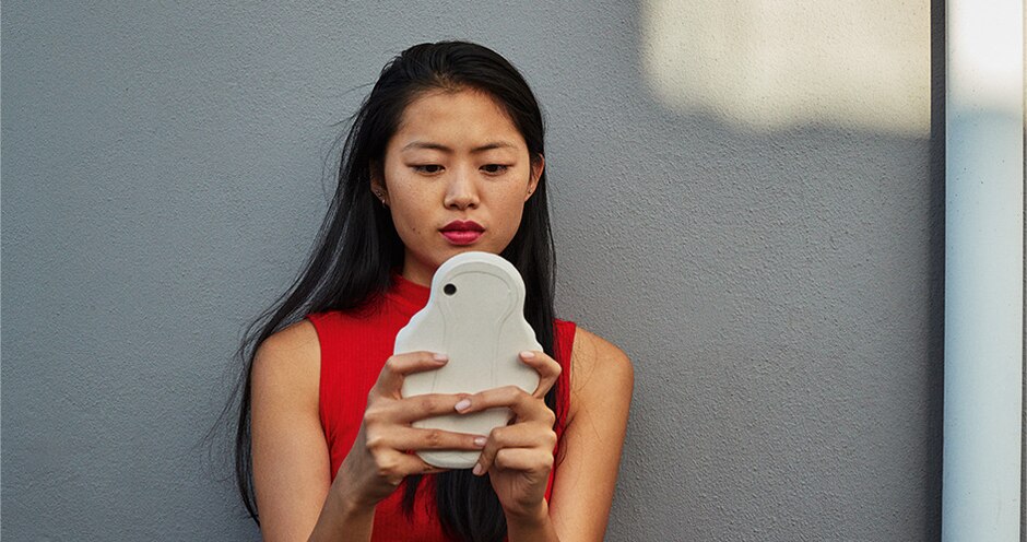 Photo of a girl using her mobile phone - Libresse