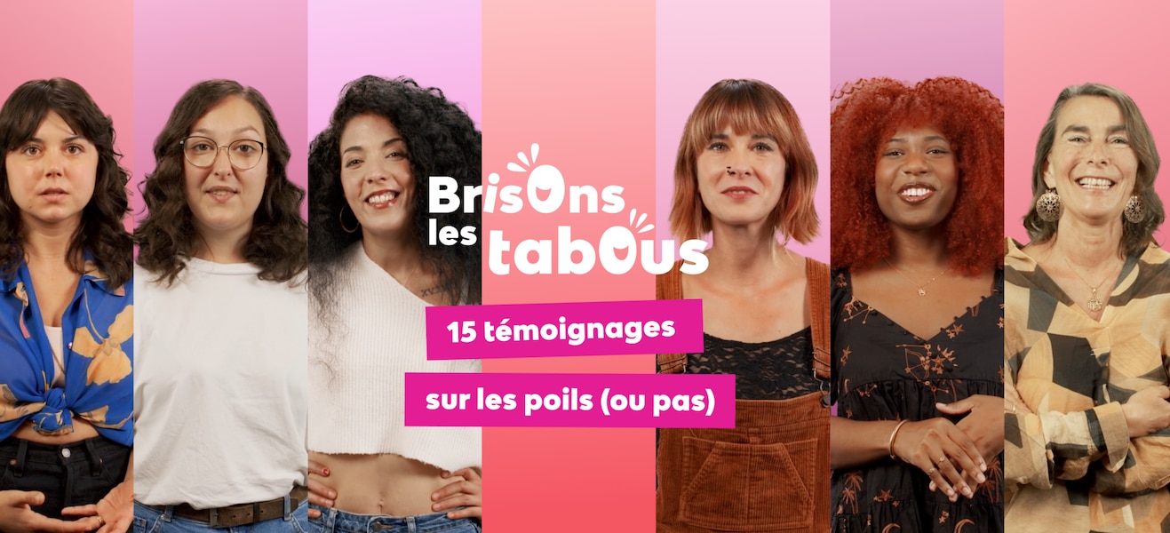 Deux jeunes filles discutent sur un lit