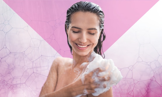 Imagen de una chica preparandose para un baño sobre un fondo rosa - Saba