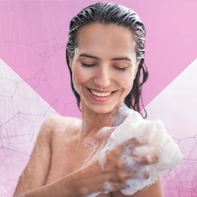 Imagen de una chica preparandose para un baño sobre un fondo rosa - Saba
