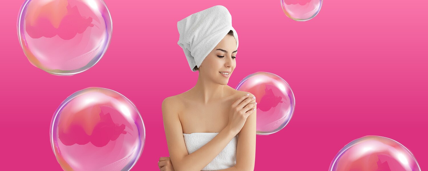 Imagen de una chica preparandose para un baño sobre un fondo rosa - Saba