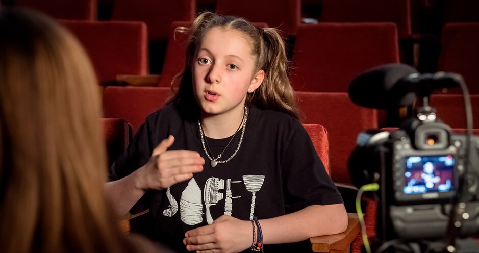 Saffron Herndonról készült kép a #BloodNormal menstruációs kampányról szóló werkfilmben