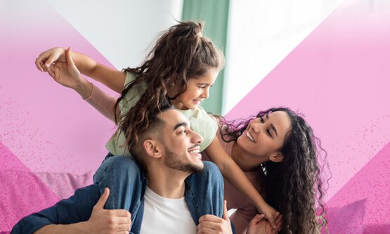 imagen de mamá, papá y su hija