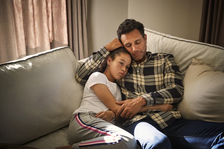 Photo of a father embracing his daughter - Libresse