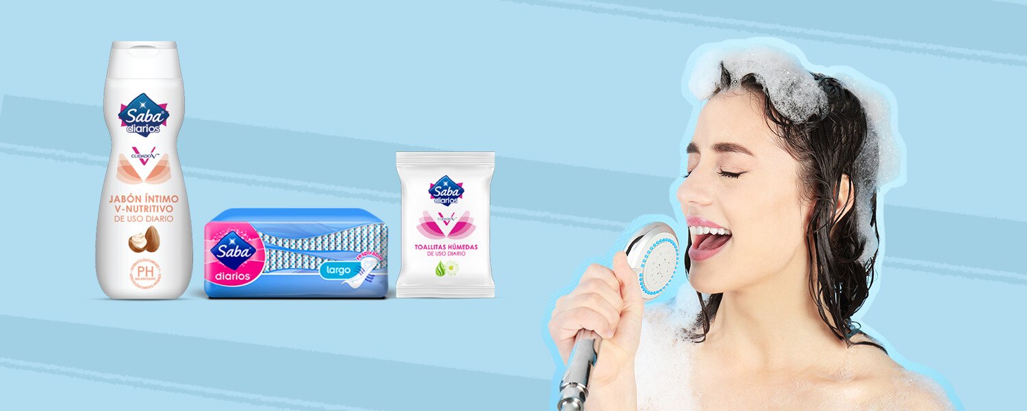 Imagen de una chica cantando en la ducha junto a los productos de la Rutina de cuidado íntimo diario de Saba