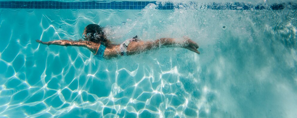 Image of a girl swimming in a swimming pool - Libresse
