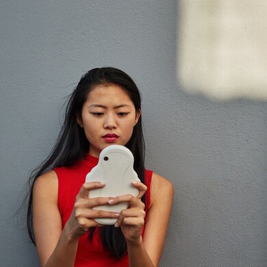 Woman looking between her legs with a mirror - Libresse