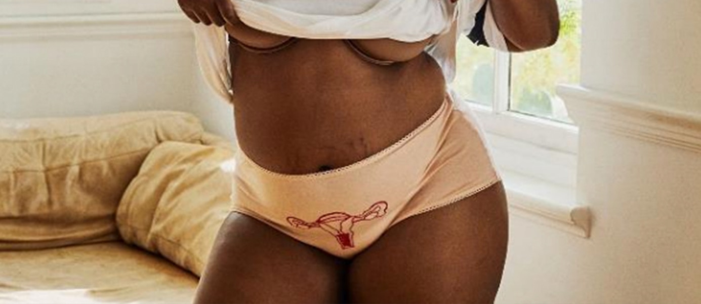 Mujer con panties con un dibujo de utero