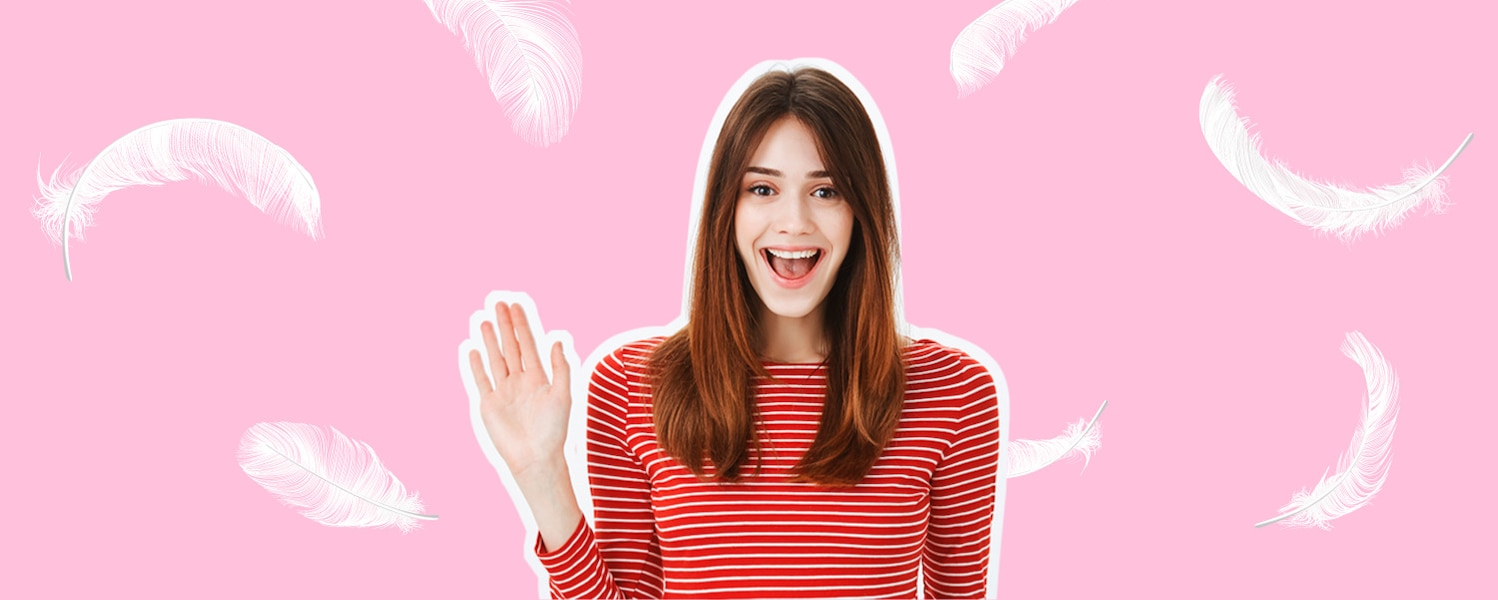 Imagen de una chica rodeada de plumas sobre un fondo rosa - Saba