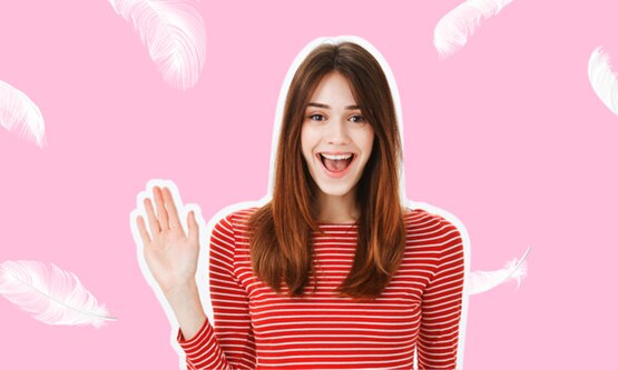 Imagen de una chica rodeada de plumas sobre un fondo rosa - Saba