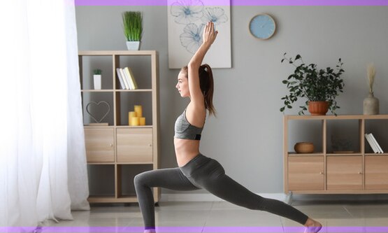 Imagen de una chica haciendo yoga en la sala de su casa - Saba