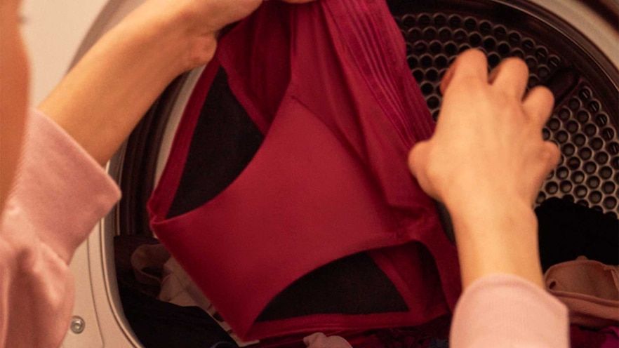 Mujer lavando los calzones menstruales