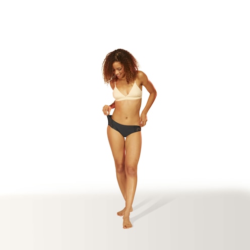 Mujer posando con intimawear de Saba corte hipster color negro