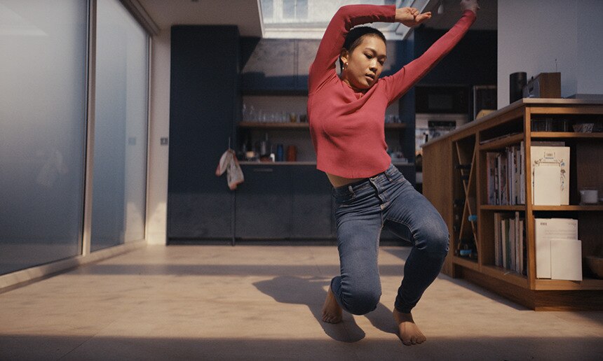 Kvinde danser i Libresses nye Cour-V bind. Menstruationsbind med Libresses bedste pasform nogensinde.