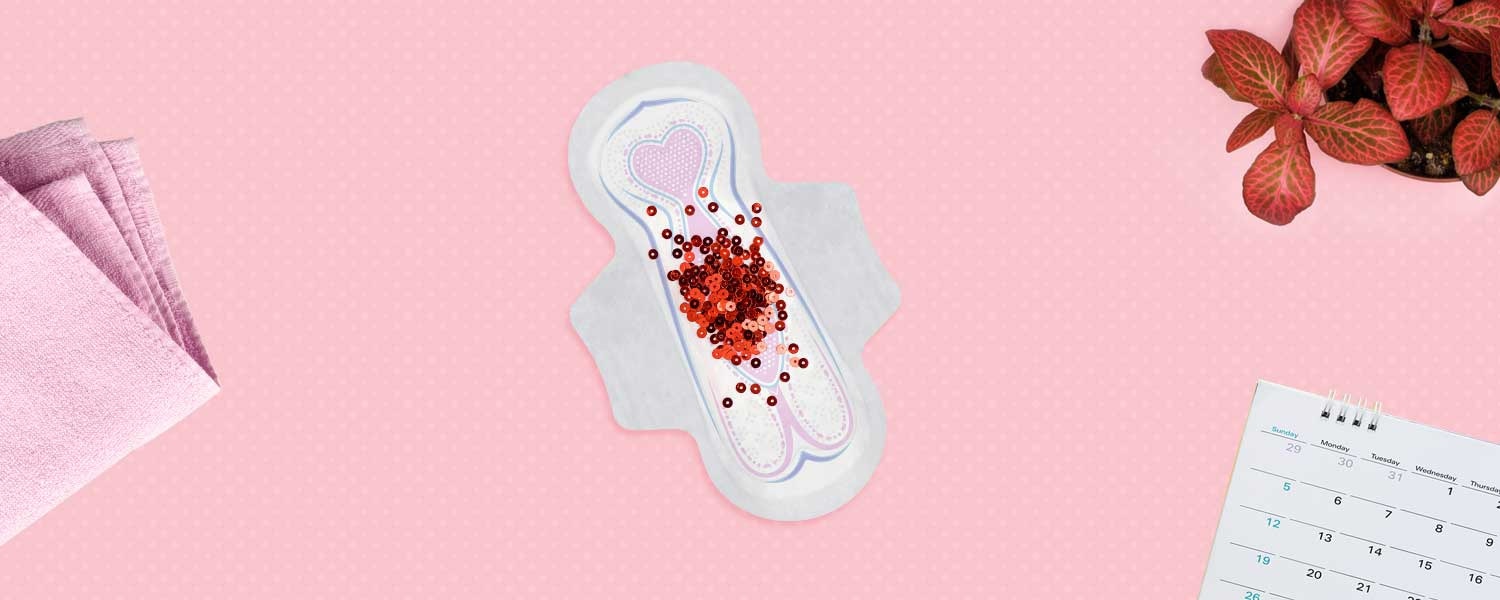 Imagen de una toalla femenina con petalos rojos y un fondo color rosa - Saba
