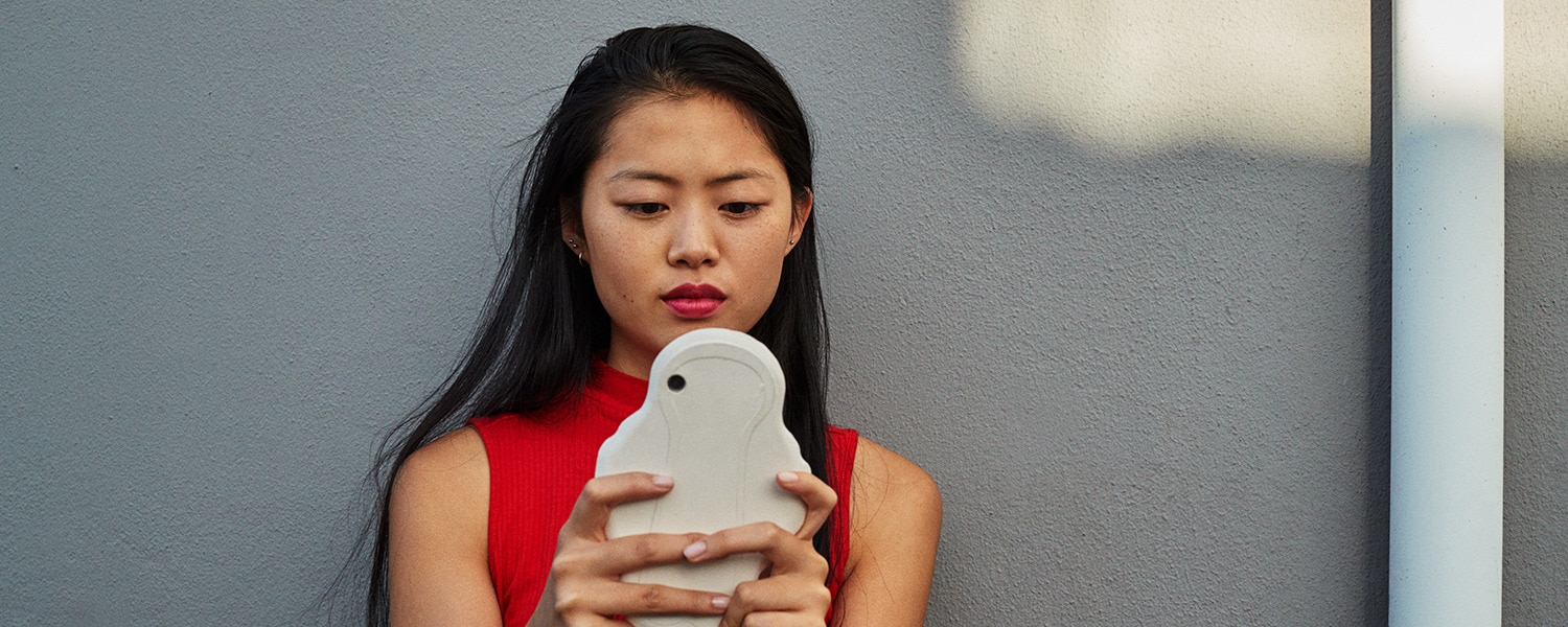 Pige med telefon, som ligner et bind - Libresse
