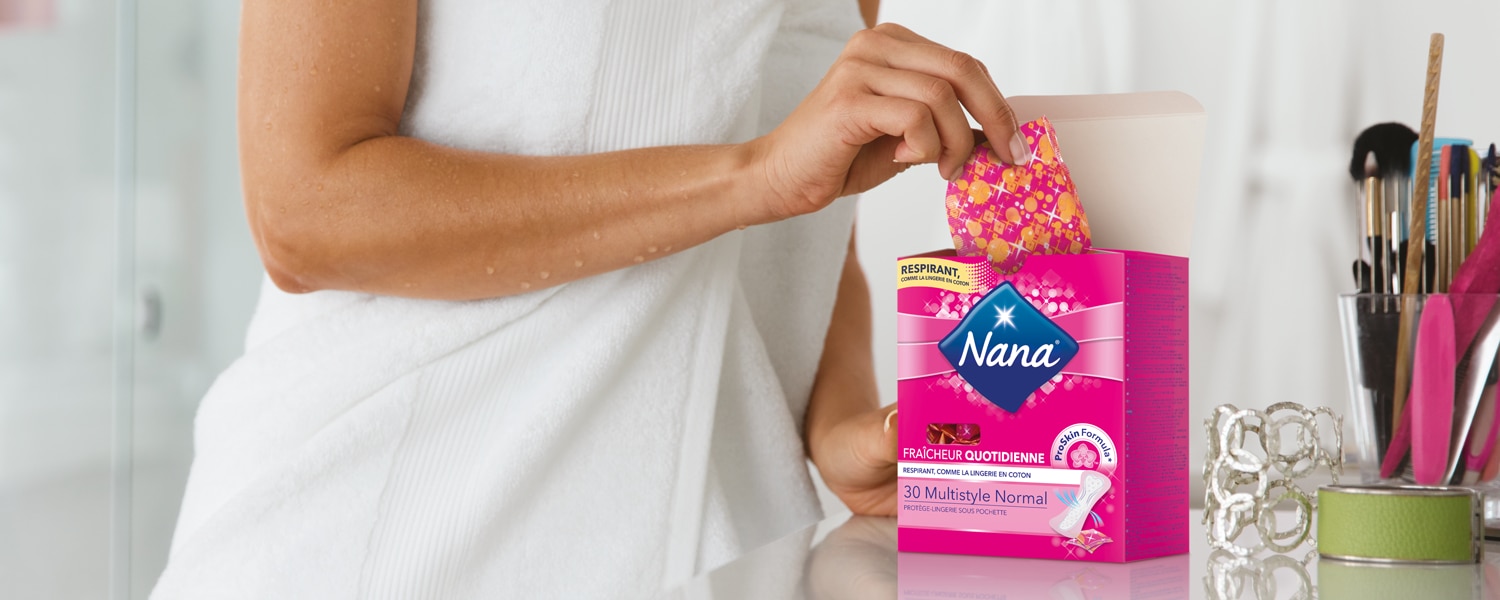 Woman in a towel taking out a panty liner from a box - Libresse