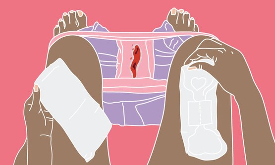 Femme assise avec ses sous-vêtements baissés montrant une tache de sang. Tenant une serviette hygiénique et son emballage sur ses cuisses.