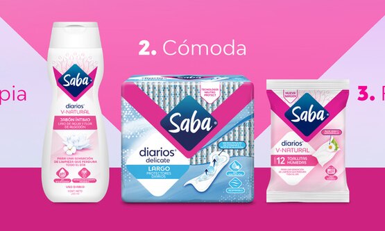 Imagen de los 3 productos de la rutina diaria de cuidado intimo sobre un fondo rosa - Saba