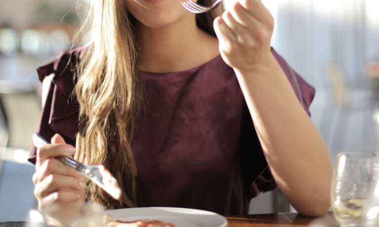 Et billede af en pige, der spiser næringsrigt under menstruationscyklussen.