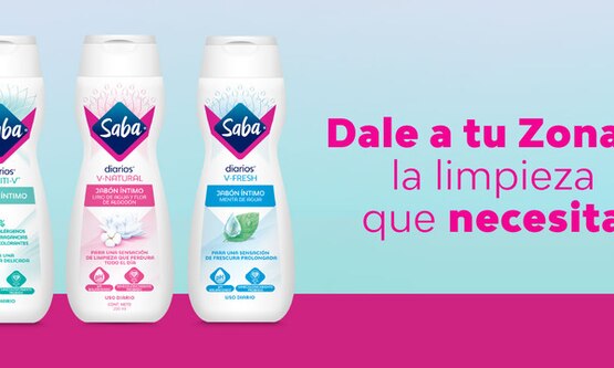 Imagen de los 3 productos de la rutina diaria de cuidado intimo sobre un fondo rosa - Saba