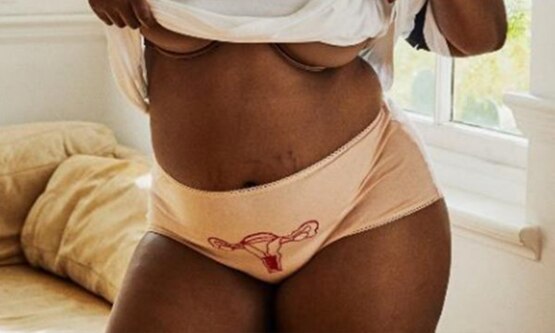 Photo of the torso of a woman wearing panties and pulling her shirt up - Libresse