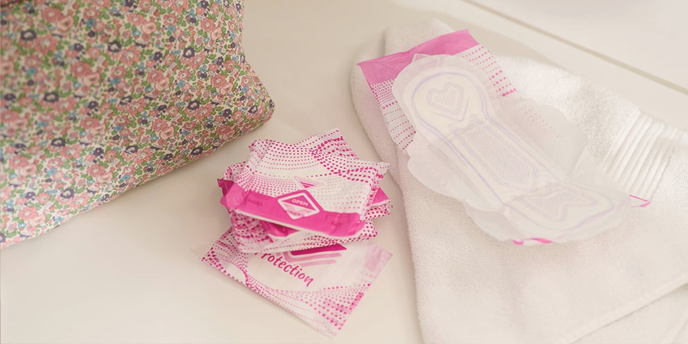 Et billede af en kvinde i 20'erne iført menstruationstrusser