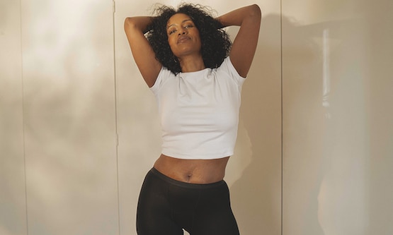 En bild på en kvinna i 30-års åldern som jobbar för att få bättre självförtroende