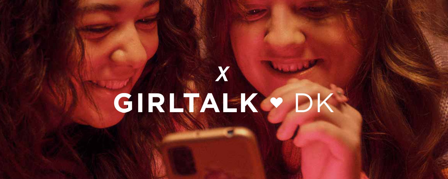 To teenagepiger læser mere om Libresses samarbejde med GirlTalk DK om pubertet og menstruation